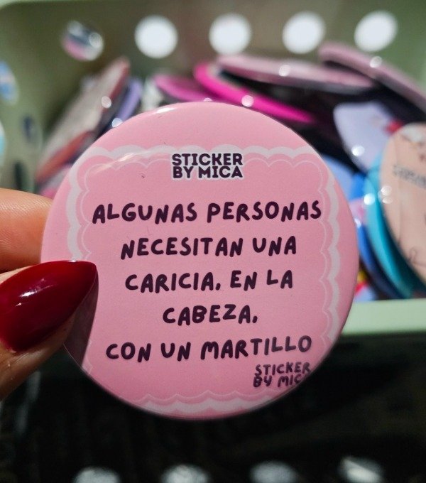 Producto - Pin algunas personas necesitan