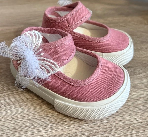 Producto - A 101 Guillermina en lona con aplique mariposa