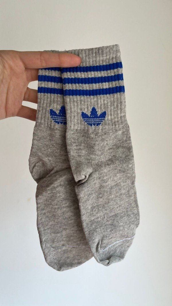 Producto - ADIDAS GRIS LINEAS AZULES MC NIÑOS