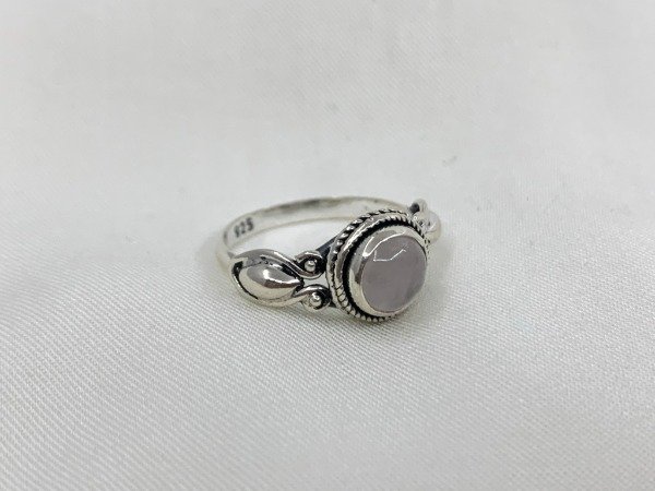 Producto - Anillo de plata con piedra cuarzo rosa IRLANDA
