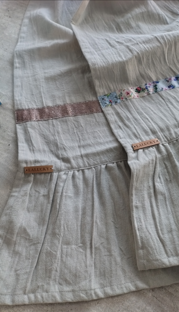 Producto - Camino de mesa mediana de tusor pesado con volados y puntilla