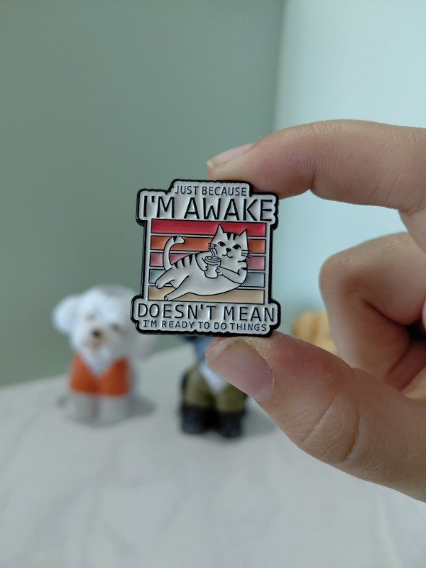 Producto - Pin metalizado - Michi "Just because I'm awake, doesn't mean..." #3253