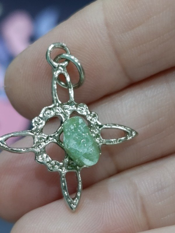 Producto - Dije nudo de bruja y cuarzo verde