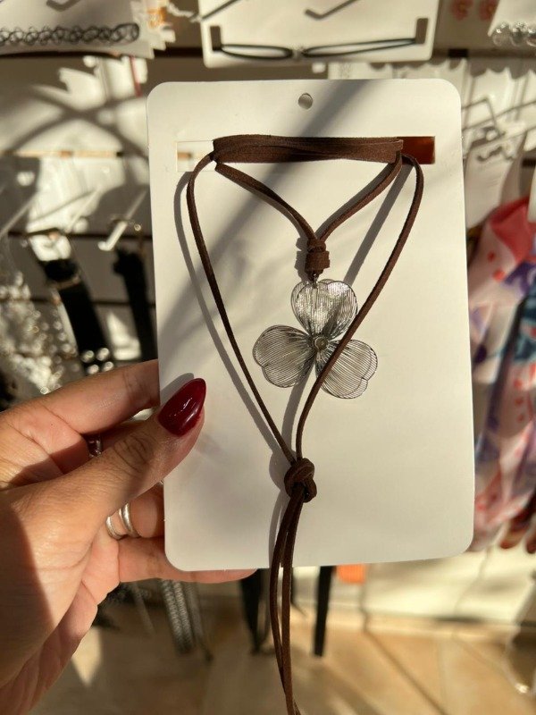 Producto - CHOCKER DE GAMUZA CON FLOR