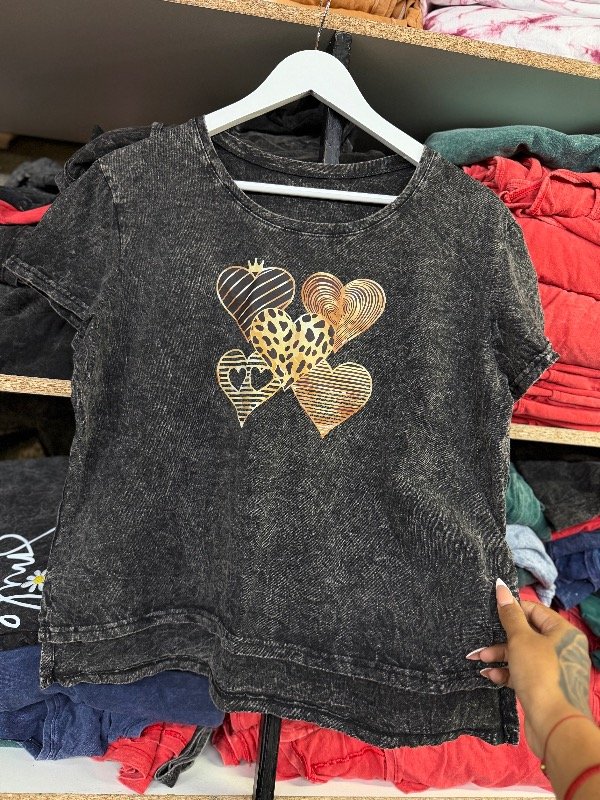 Remera batik corazón dorado