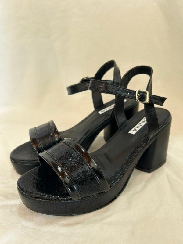 Producto - Sandalia negra taco