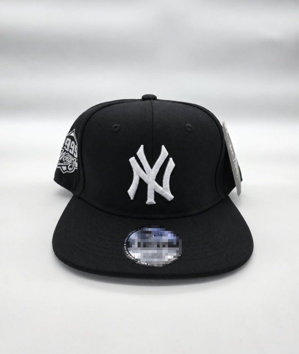 Producto - Gorra plana negra ny blanca parche al costado 1999 word series