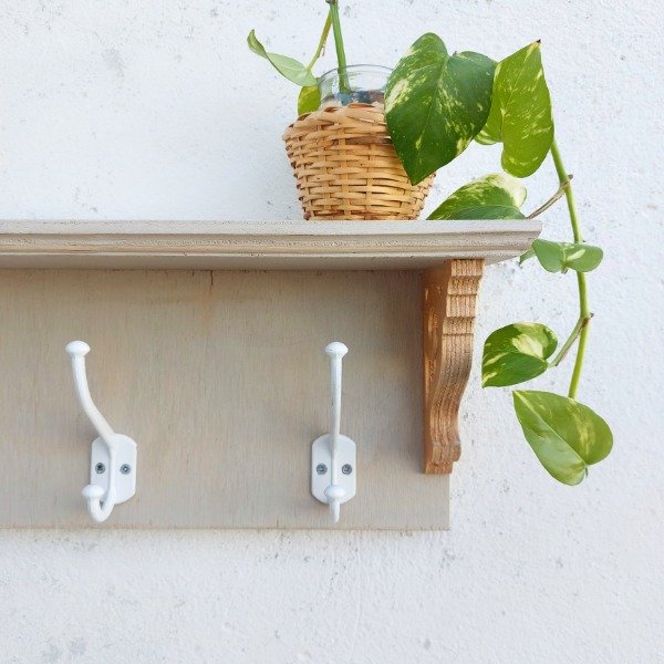 Producto - Perchero Colonial color gris claro - con estante y ganchos dobles metálicos