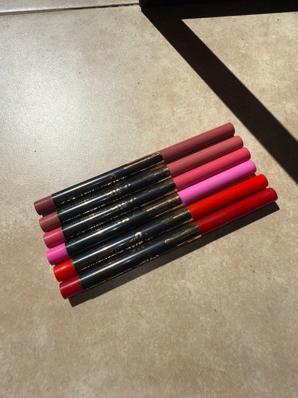 Producto - Delineador retráctil de labios y ojos