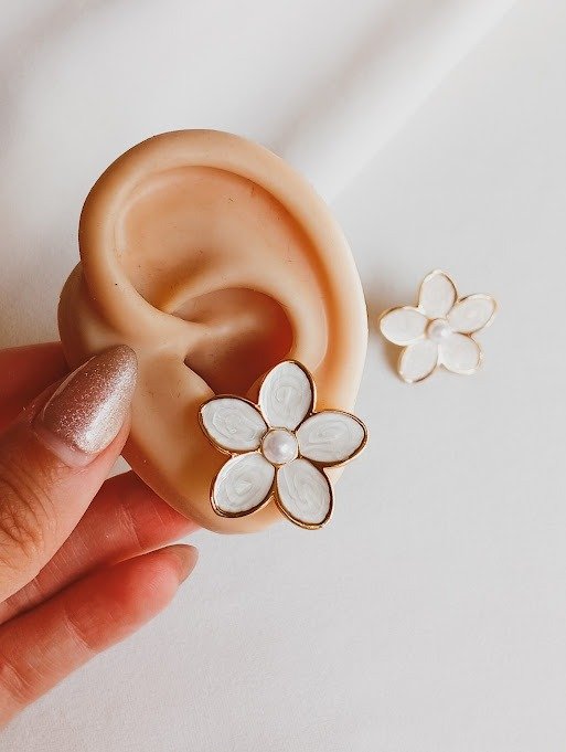 Producto - Aros flor blanca - Acero dorado