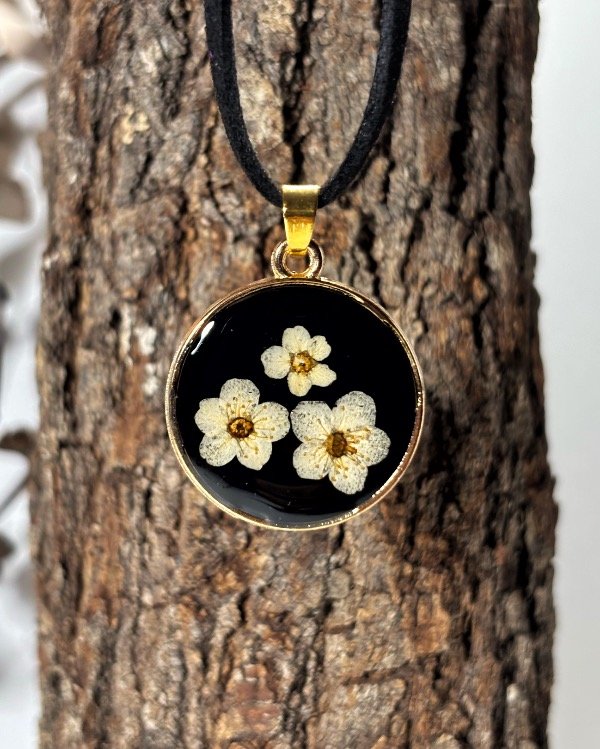 Producto - Dije dorado Corona de Novia negro