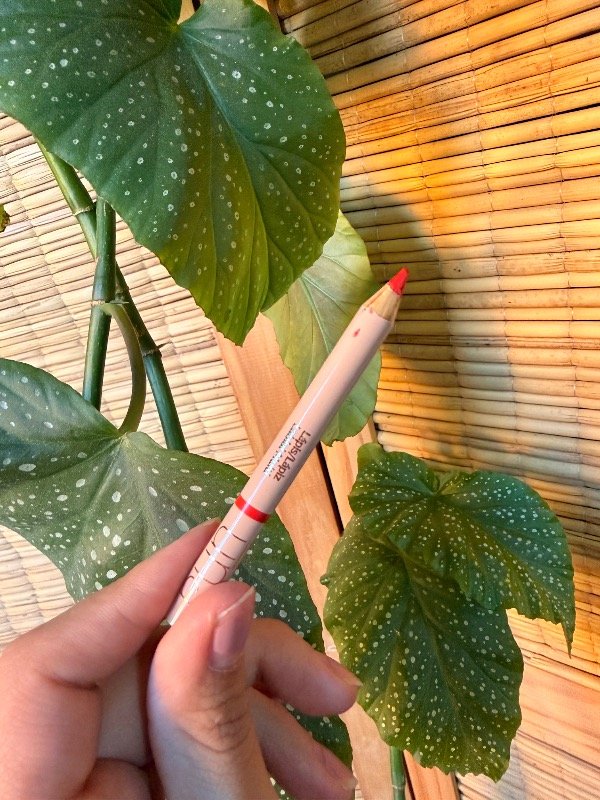Producto - Lápiz delineador de labios tono VERMEHLO. UNA