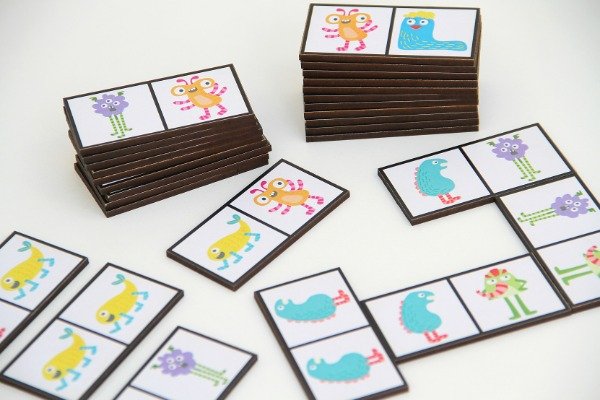 Producto - DOMINÓ MONSTRUITOS 28 PIEZAS