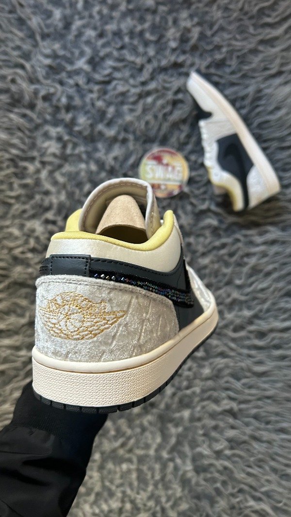 Producto - JORDAN RETRO 1 LOW BEADED SWOOSH - 3