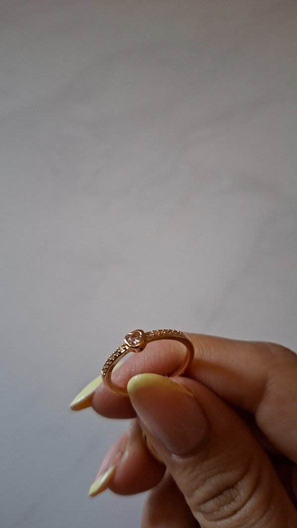Producto - Anillo de acero dorado corazón con piedra