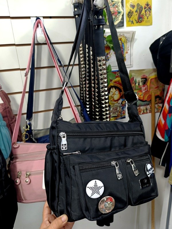 Producto - Morral negro pines y2k (gatito Limp bizkit)