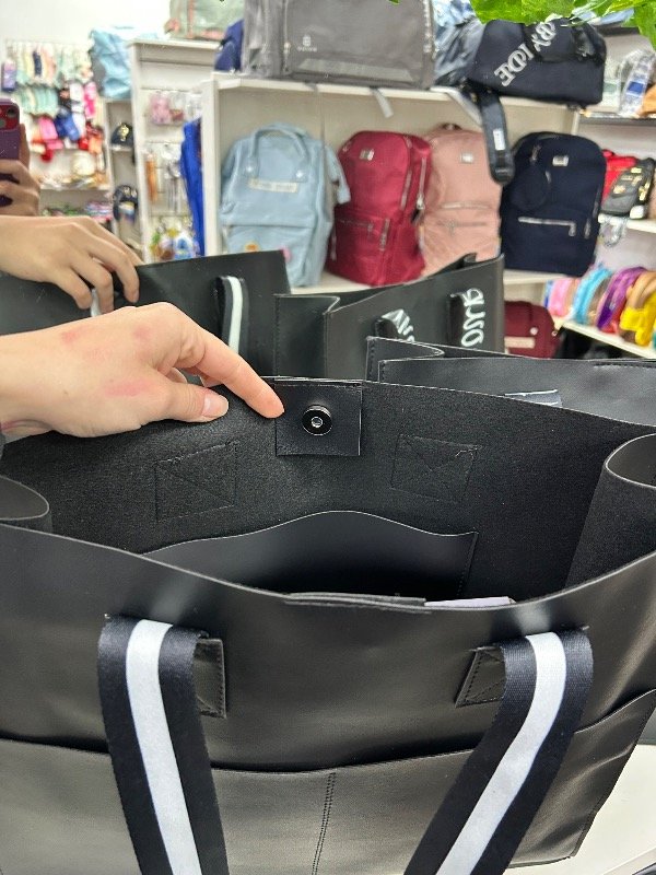 Producto - Bolso con correa estampada y doble bolsillo al frente - 2