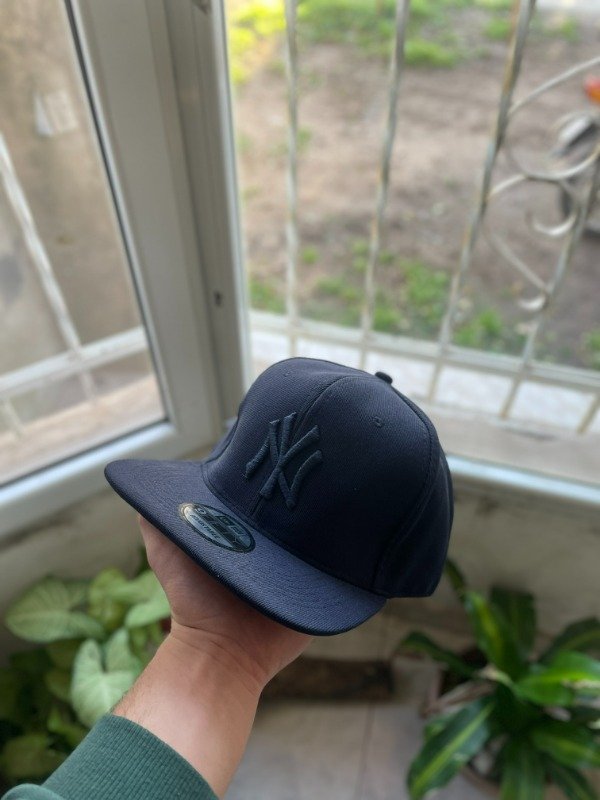 Producto - Gorra cerrada NY gris oscuro