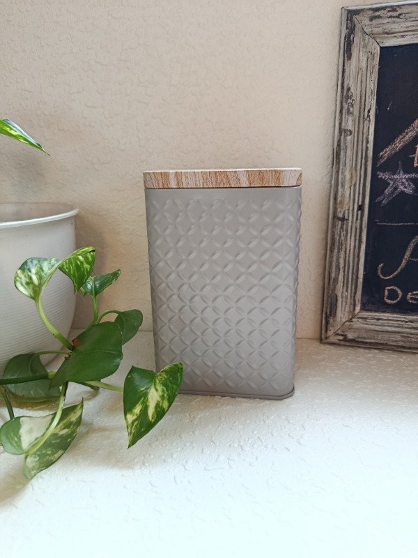 Producto - Lata Decorativa Cuadrada Gris Mediana C/Tapa Símil Madera