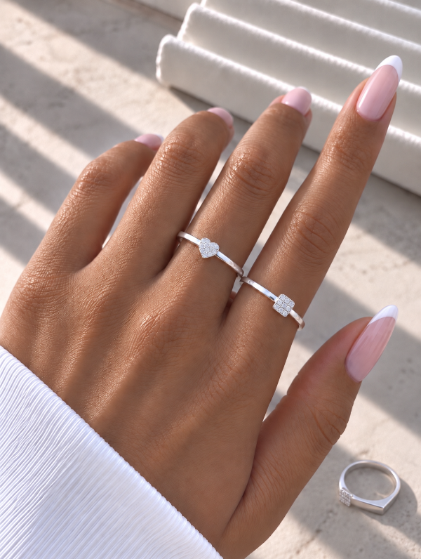 Producto - ANILLO DE PLATA RECTO ARRIBA CUBICS 0040