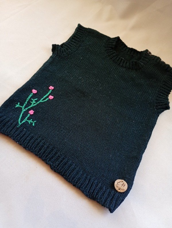 Producto - Chaleco tejido en lana hipoalergénica con bordado. 0 a 6 meses