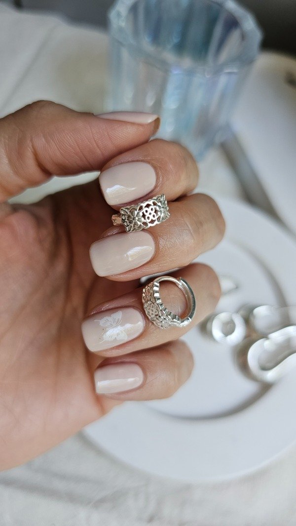 Producto - Aros huggies florcitas caladas 1cm. Plata