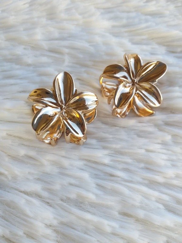 Producto - Broche Metal Flor Hawaiana chica dorado (el par)