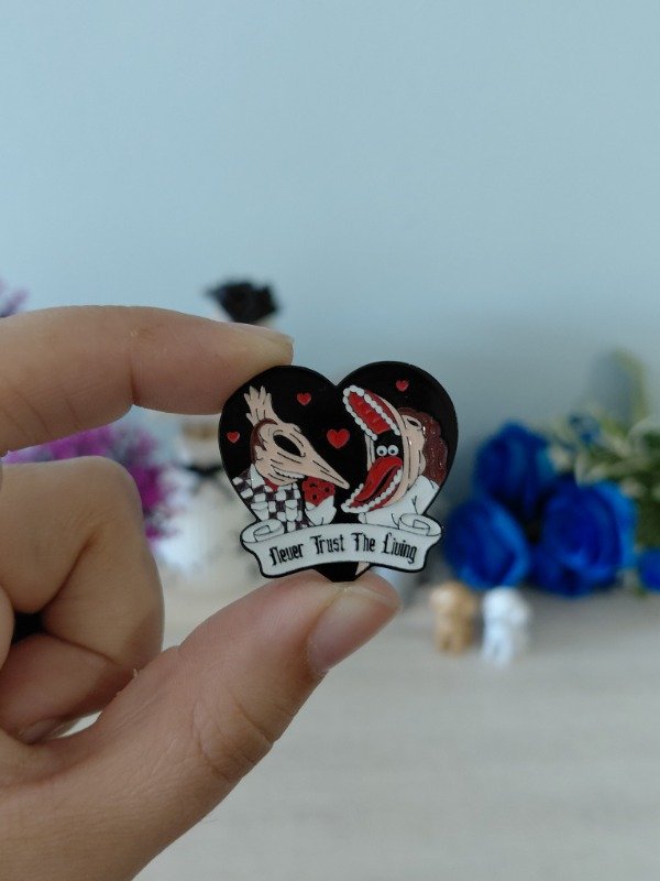 Producto - Pin metalizado - Beetlejuice "Never Trust The Living" #0850