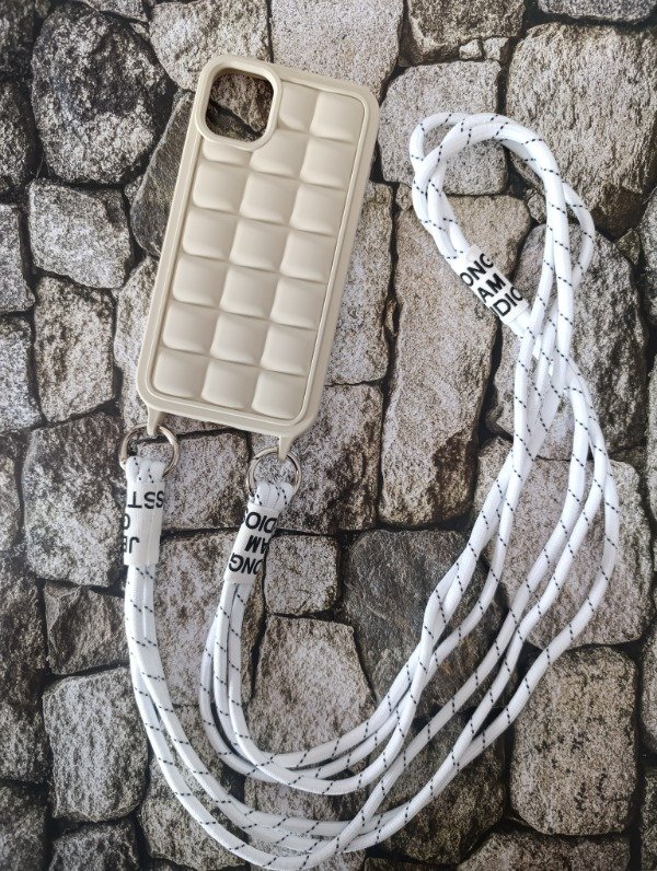 Producto - Funda puffer con correa iPhone 11 arena