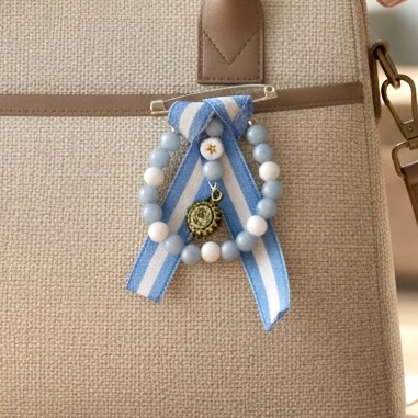 Producto - ACCESORIO ESCARAPELA CELESTE Y BLANCA CON CUENTAS Y DIJE ARGENTINA SURTIDAS