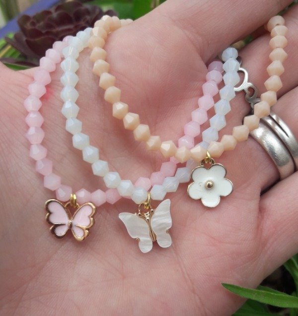 Producto - Set 3 pulseras de cristal de roca con dije esmaltado
