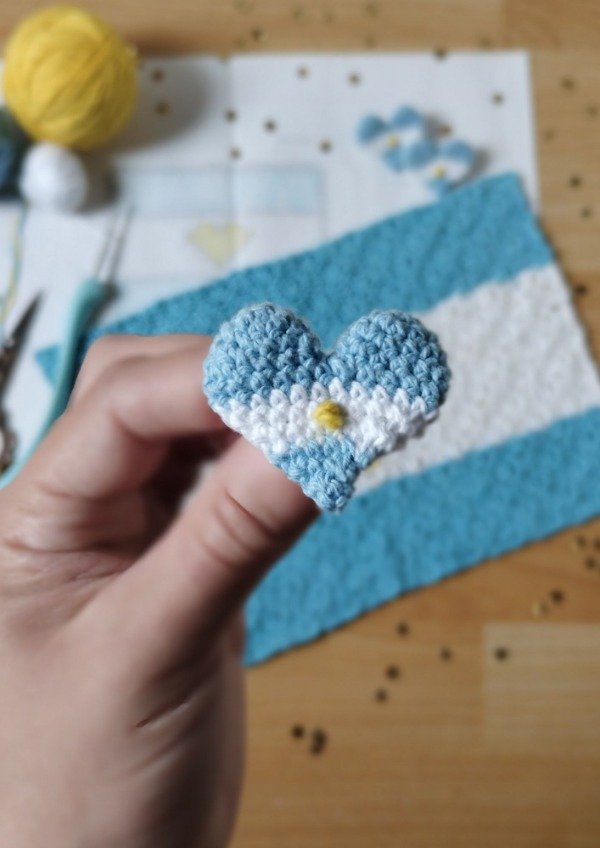 Producto - Escarapela Corazón Patrio tejida a crochet - 0