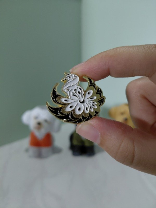 Producto - Pin metalizado -  Peacock Kitsune (Zorro de Nueve Colas) #3327