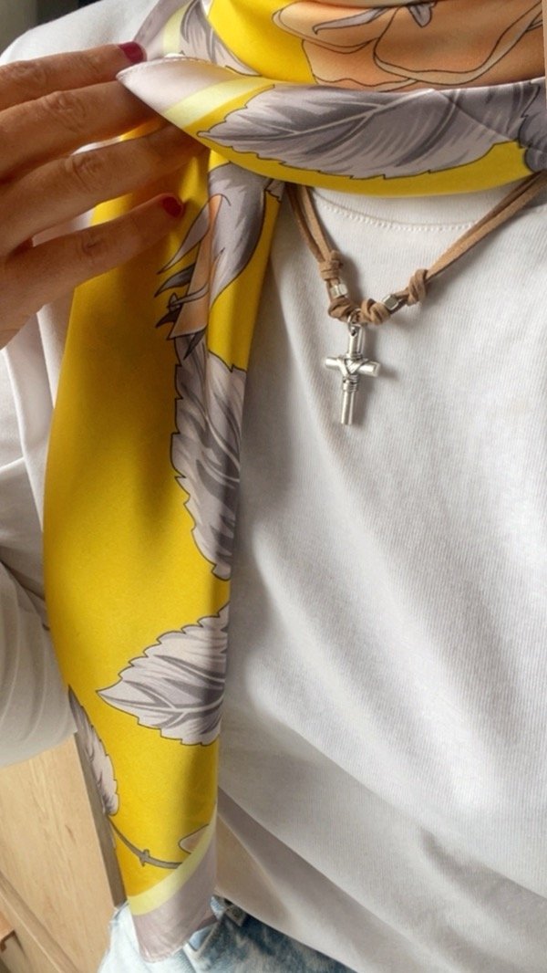 Producto - Collar gamuza y medallita - 0