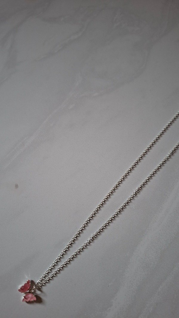 Producto - Cadena de acero blanco nácar mariposa rosa 45cm