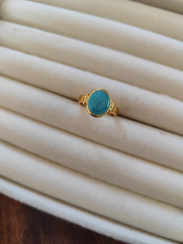Producto - Anillo ovalado turquesa. Acero dorado.