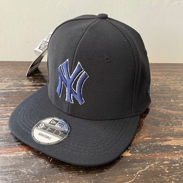 Producto - Cerrada NY negra logo azul 1