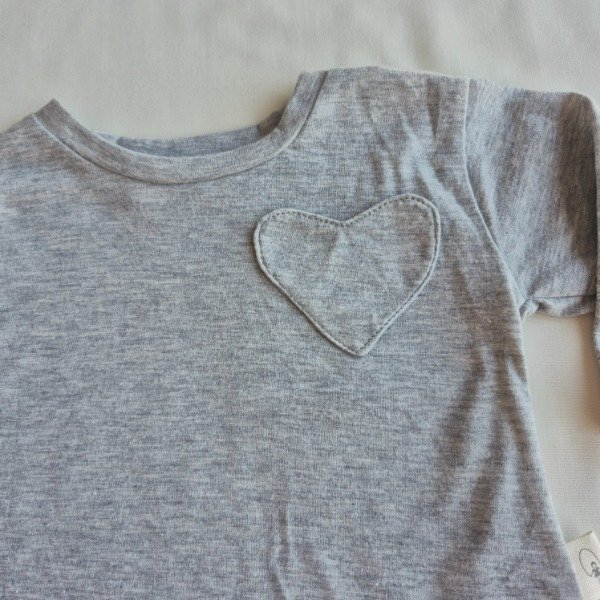 Producto - Remera ML gris con corazon