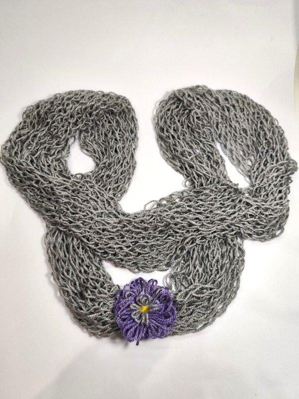 Producto - Bufanda tejida en red en color gris plata