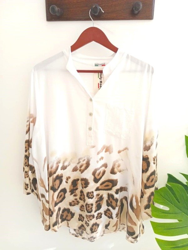 Producto - Blusa c/carterita y bolsillo c/lentejuelas lisa con animal print inferior blanca
