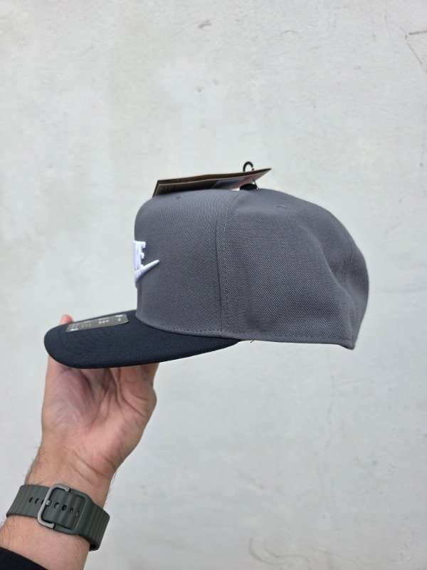 Gorra nike pro dri-fit futura snapback black — imagen 3