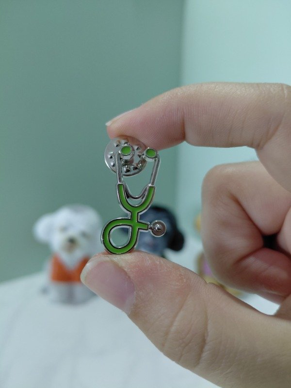 Producto - Pin metalizado - Estetoscopio verde claro #3132