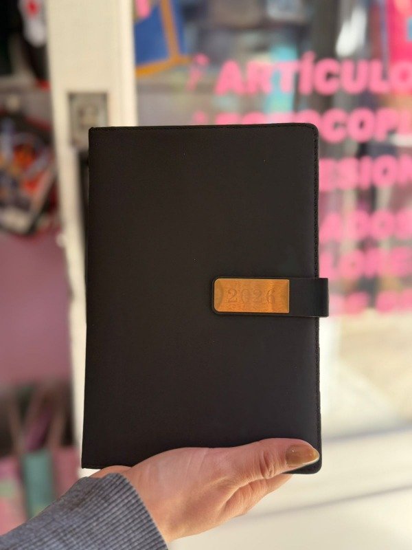 Producto - Agenda 2026 negra c/ hebilla