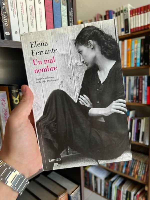 Producto - Un mal nombre (Elena Ferrante)