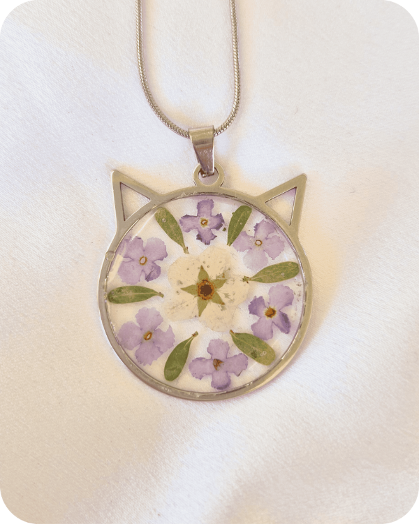 Producto - Dije gatito, verbena y corona de novia - incluye cadena