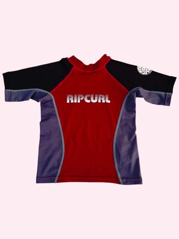 Producto - Remera UV manga corta bordo, negro y gris RIP CURL 2 años