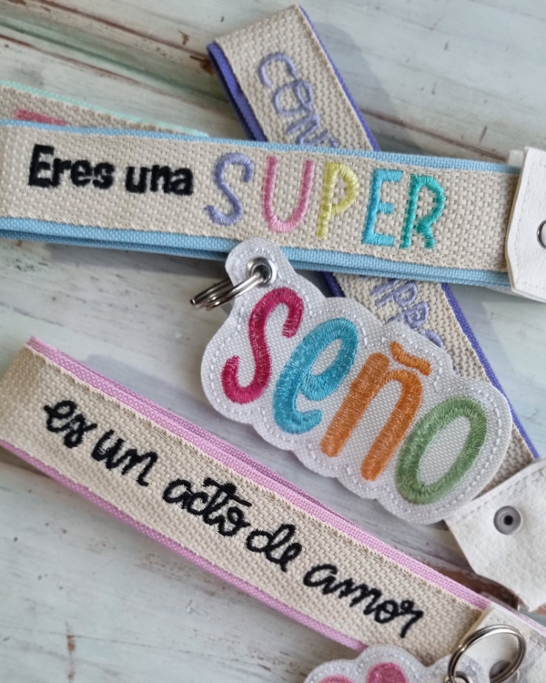 Producto - Charms para Llaveros Cinta - Vta Individual -Accesorio- "Tag Seño" - 1