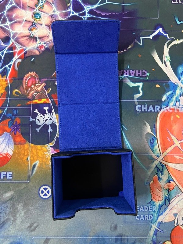 Producto - Deckbox Con Interior y costura Roja - Imantada - Para Hasta 100 Cartas - 4