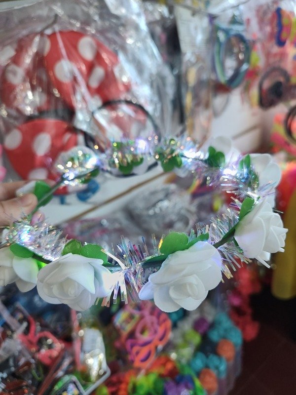 Producto - Corona Flor blanca y fleco con luz x1 u.