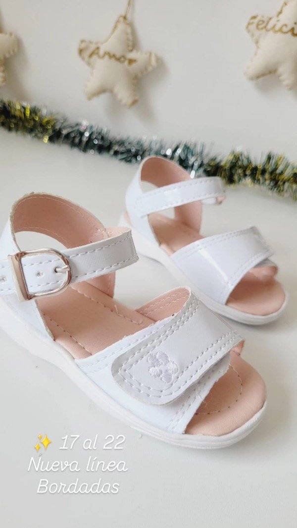 Producto - Sandalia Bordada Hebilla Velcro Blanco